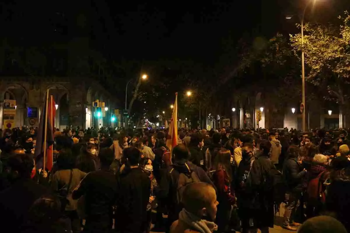 Centenars de persones concentrades a l'entorn del Parc de la Ciutadella de Barcelona per protestar per les mesures anti-Covid