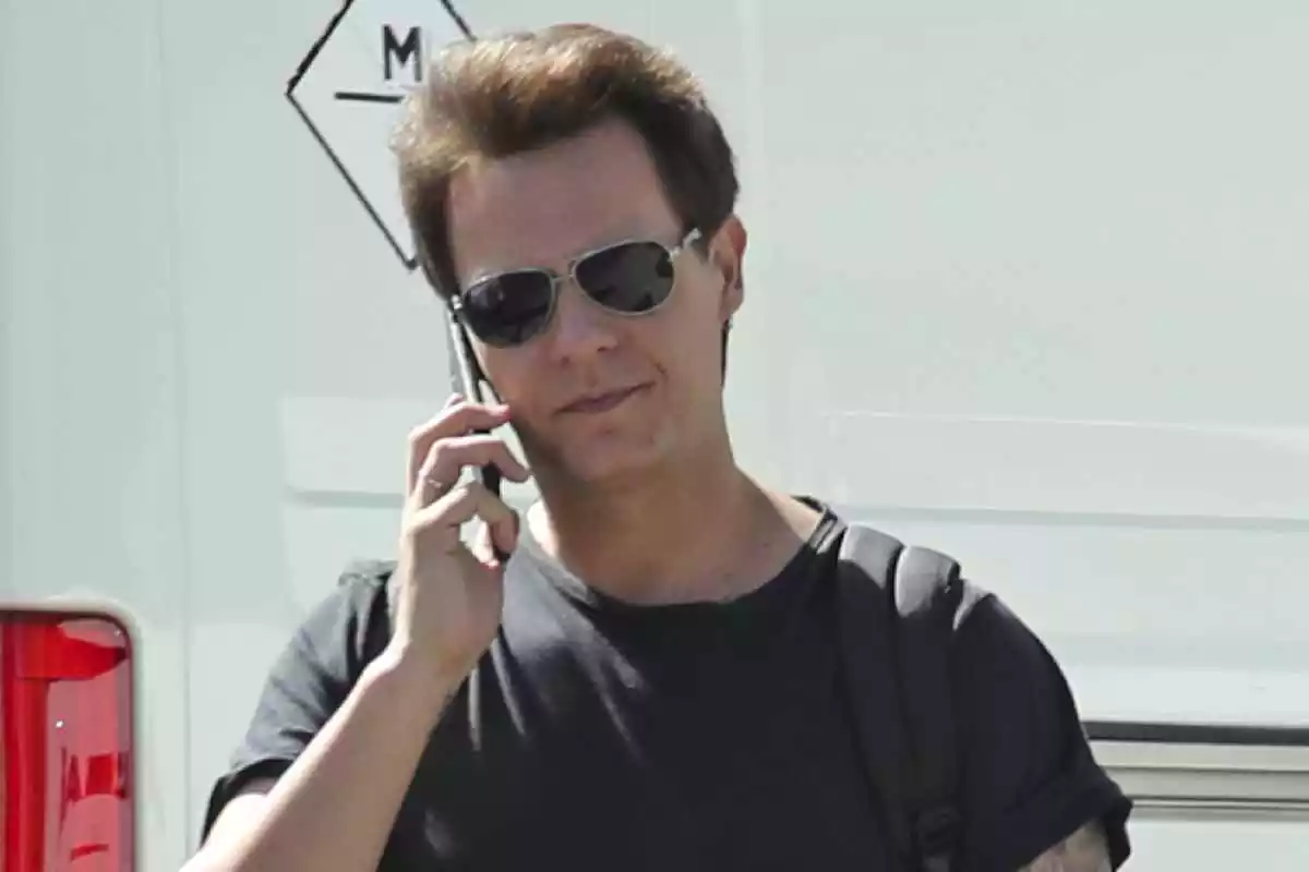 Christian Gálvez amb ulleres de sol parlant per telèfon