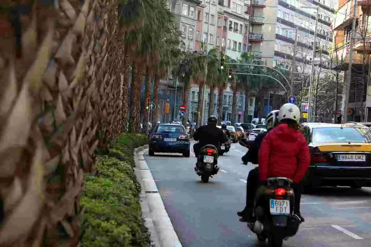 Cotxes i motos circulant per la Ronda del Mig de Barcelona