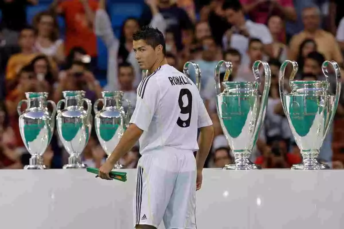 Cristiano Ronaldo amb les copes de la Champions de fons