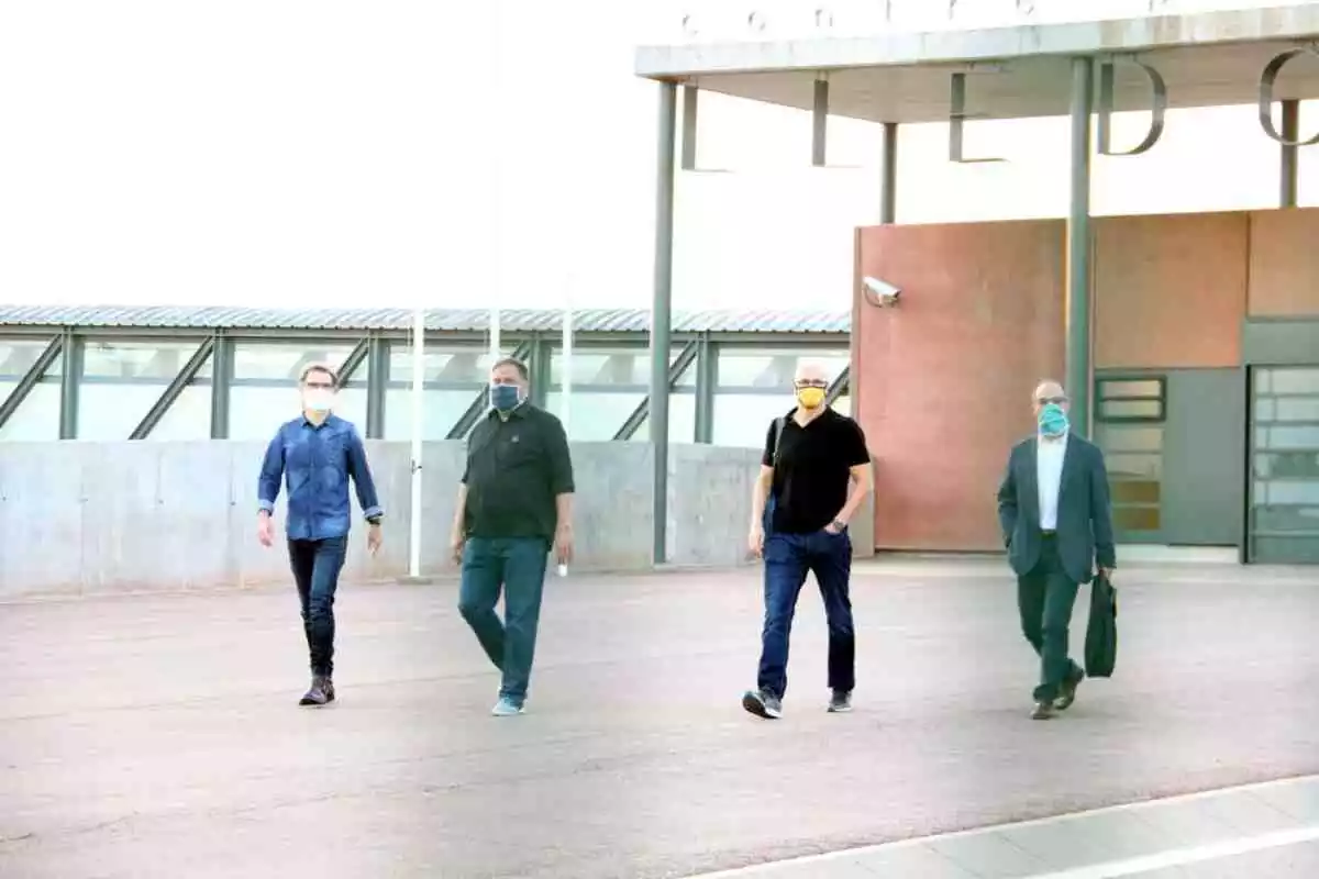 Cuixart, Junqueras, Romeva i Turull sortint de la presó durant l'etapa en què tenien el tercer grau.