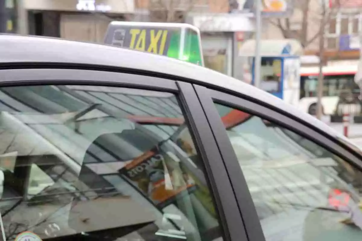 Detall d'un taxi de Santa Coloma de Gramenet amb el distintiu de la 'xarxa violeta', l'11 de febrer de 2020