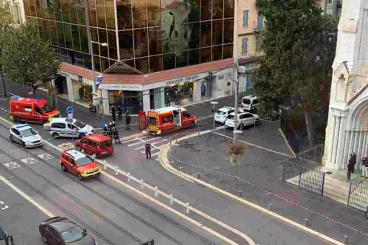 Diversos vehicles policials i d'emergències en el lloc del possible atemptat terrorista de Niça