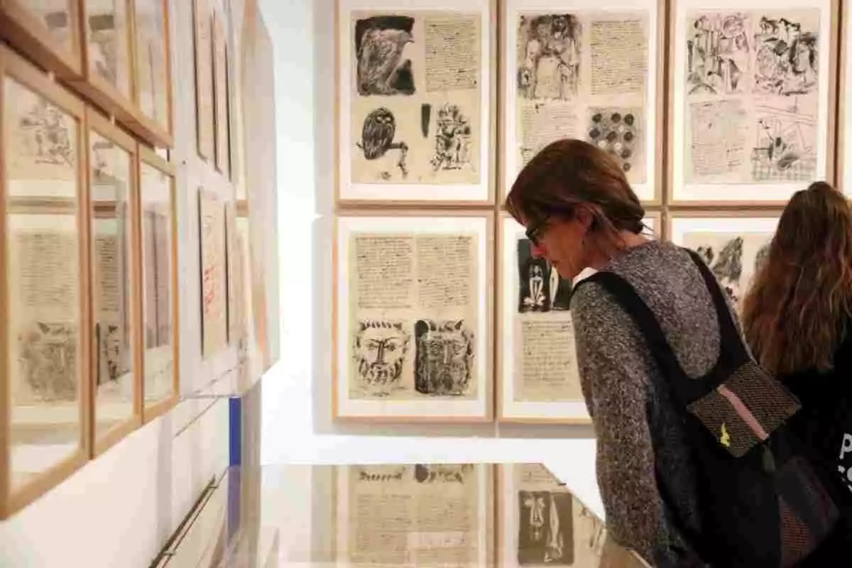 Dues noies visitant l'exposició 'Picasso poeta', al Museu Picasso de Barcelona, el 6 de novembre del 2019