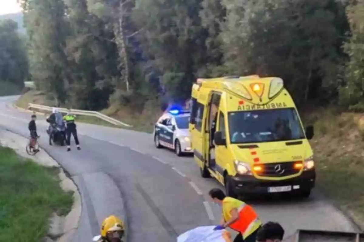 El fort xoc entre una excavadora i un cotxe a la Selva amb ambulància, sanitaris i mossos d'esquadra