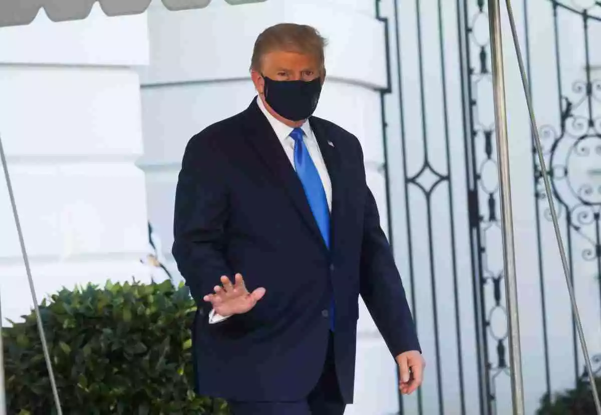 El president dels EUA, Donald Trump, positiu en covid-19, surt de la Casa Blanca amb mascareta per anar cap a l'hospital