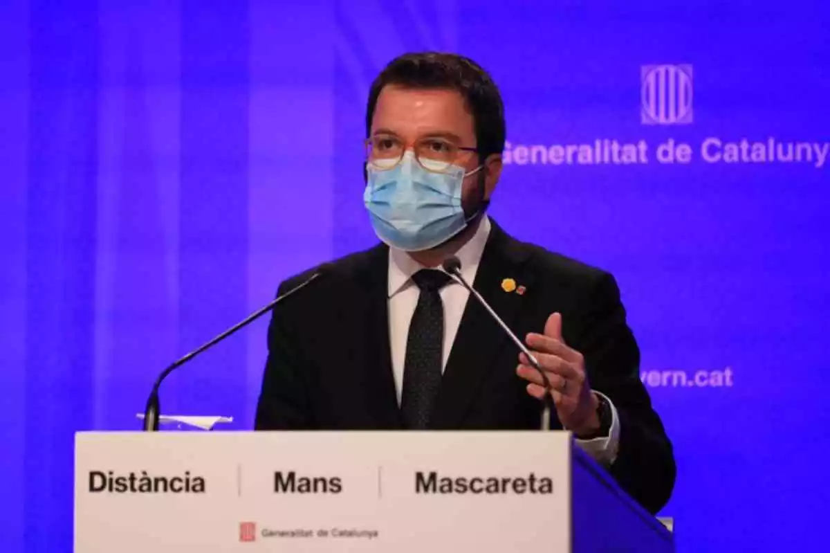 El vicepresident de la Generalitat, Pere Aragonès, en roda de premsa amb mascareta