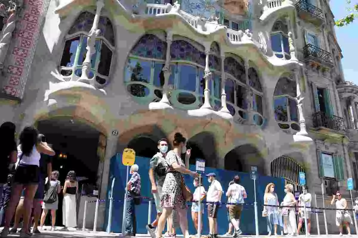 Exterior de la Casa Batlló de Barcelona en el primer dia de reobertura després del tancament pel coronavirus amb visitants fent cua