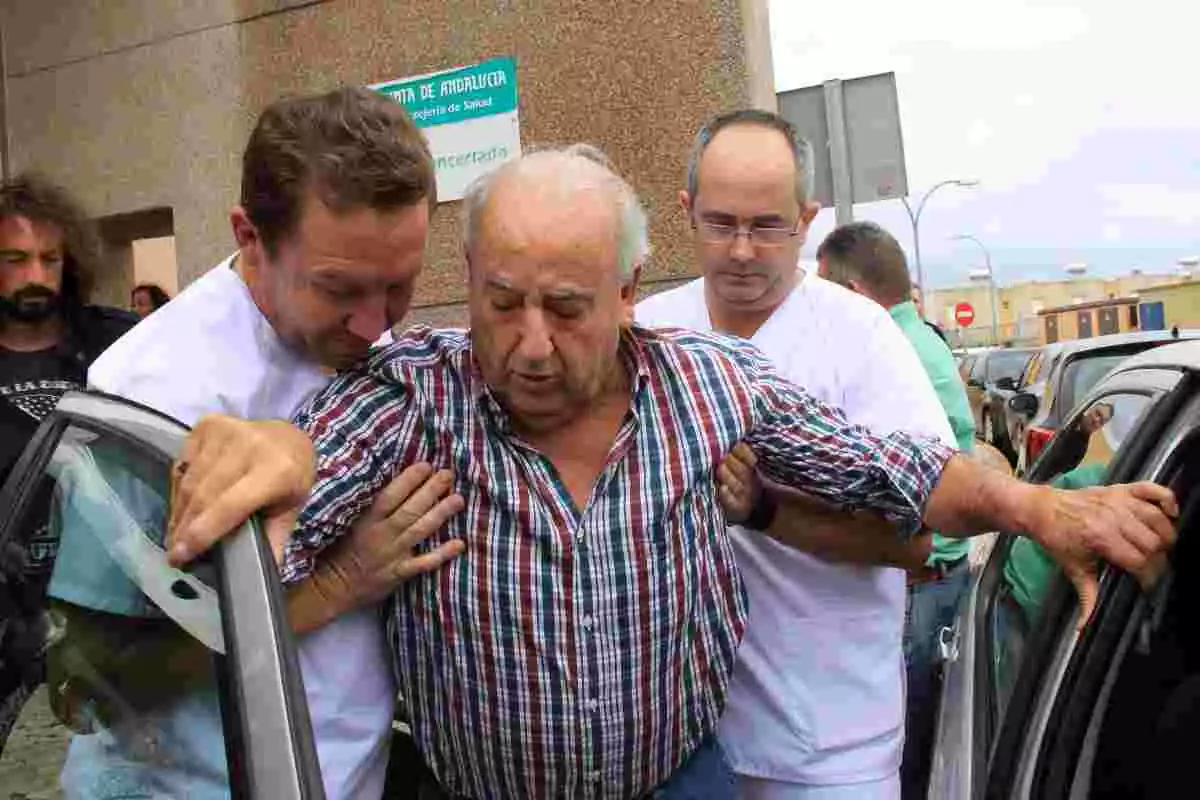 Humberto Janeiro puja al cotxe amb l'ajuda d'uns sanitaris
