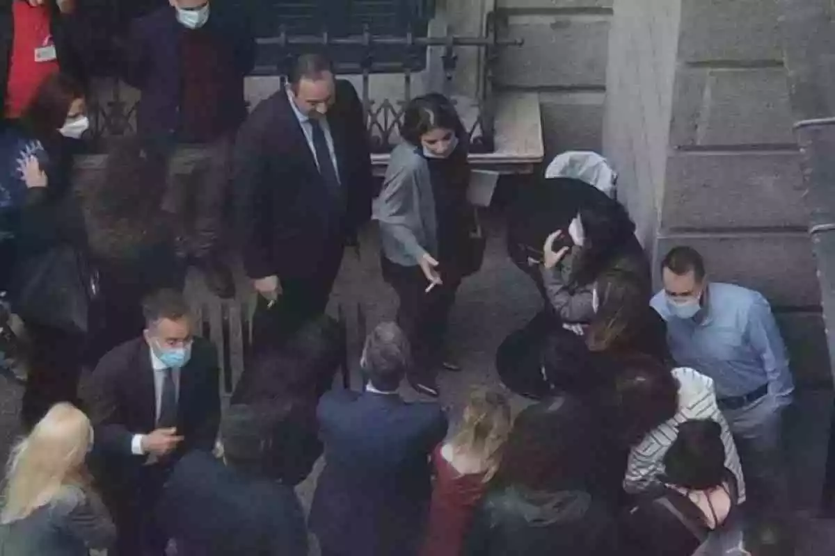 Imatge de diversos diputats i diputades fumant al pati del Congrés dels Diputats sense distància social