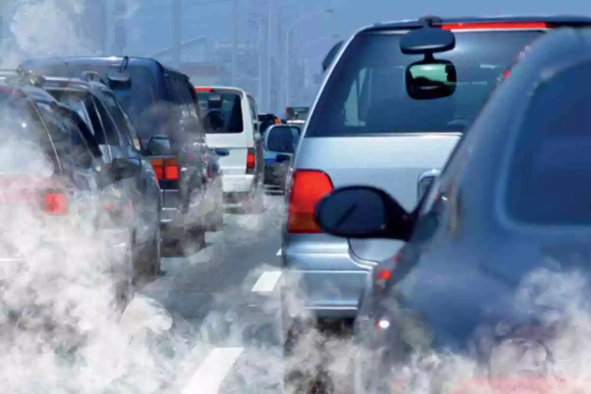 Imatge de la contaminació dels cotxes en una carretera