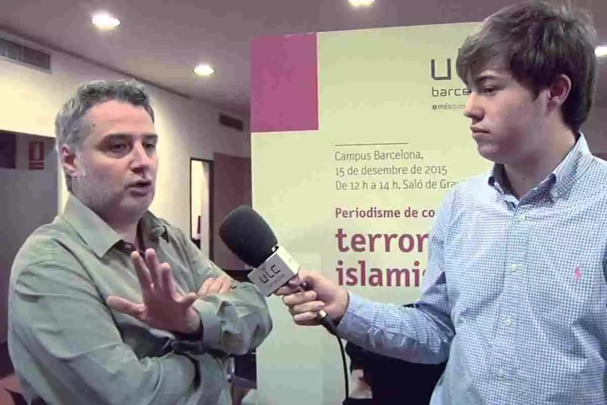 Imatge de Nicolás Valle, sent entrevistat per un jove estudiant de periodisme de l'UIC