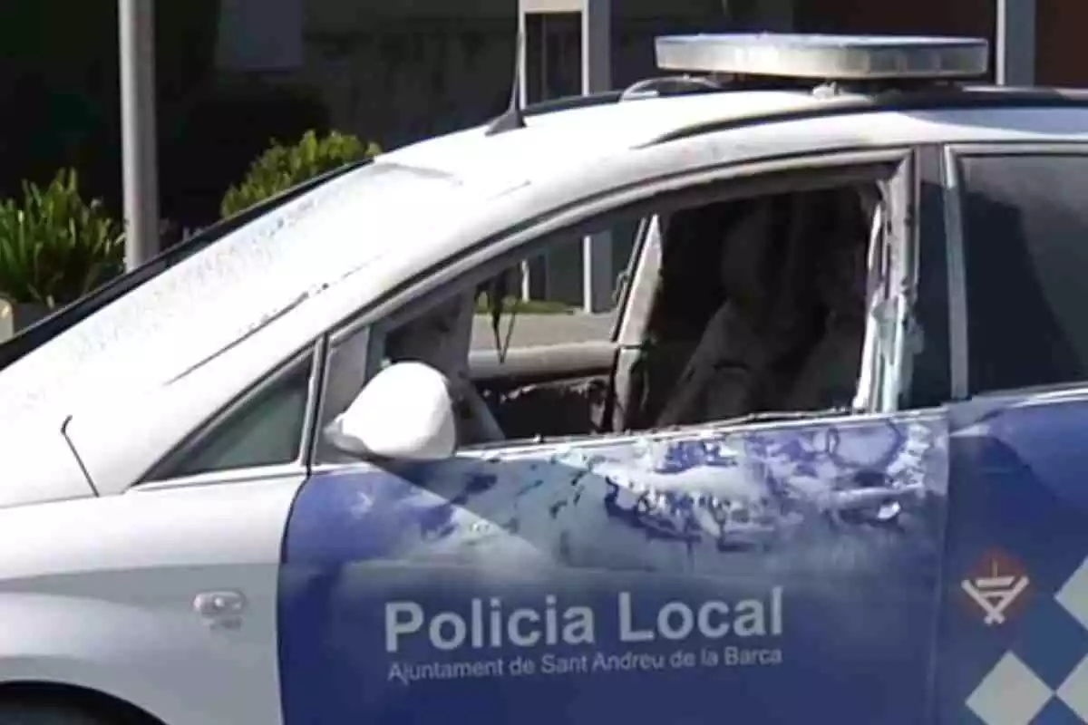 Imatge del cotxe de la policia local de Sant Andreu de la Barca cremat