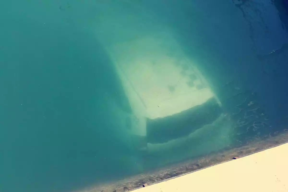 Imatge del cotxe de la policia local de Vilanova i la Geltrú sota l'aigua