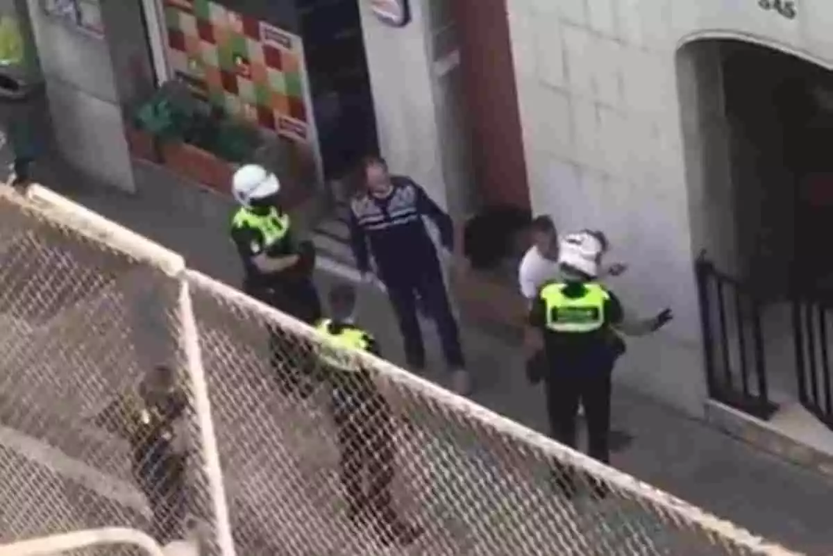 Imatge del moment de la detenció dels dos homews per part de la Polica Local de Mataró