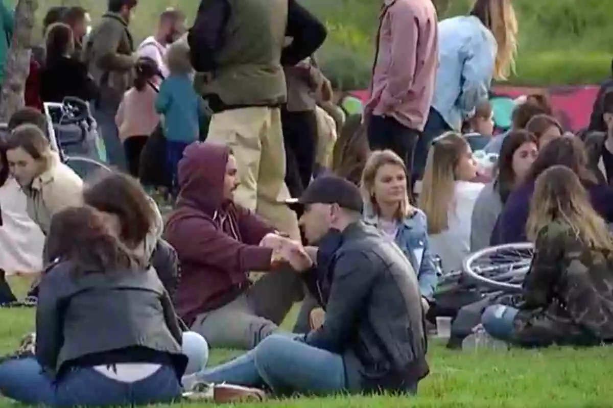 Imatge del Parc del Poblenou, ple de gent menjant i bebent