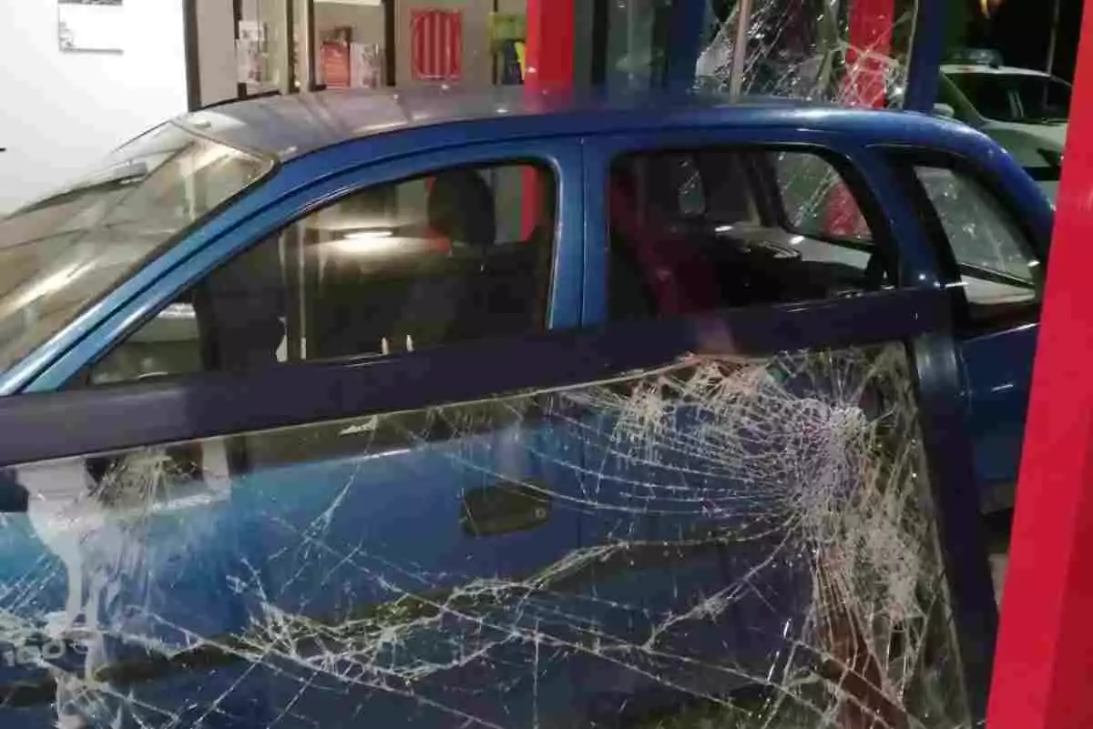 Imatge del vehicle encastat contra la comissaria dels Mossos de Ripoll, amb la porta destrossada