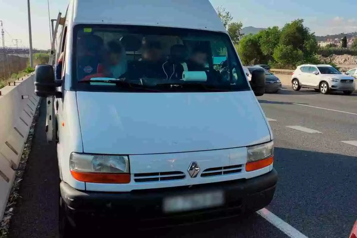 Imatge d'una furgoneta de color blanc, aturada al voral d'una carretera catalana