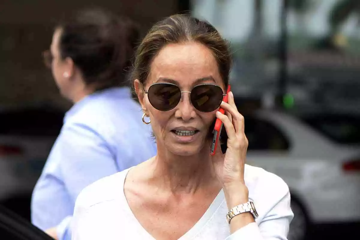 Isabel Preysler amb ulleres de sol parlant pel mòbil