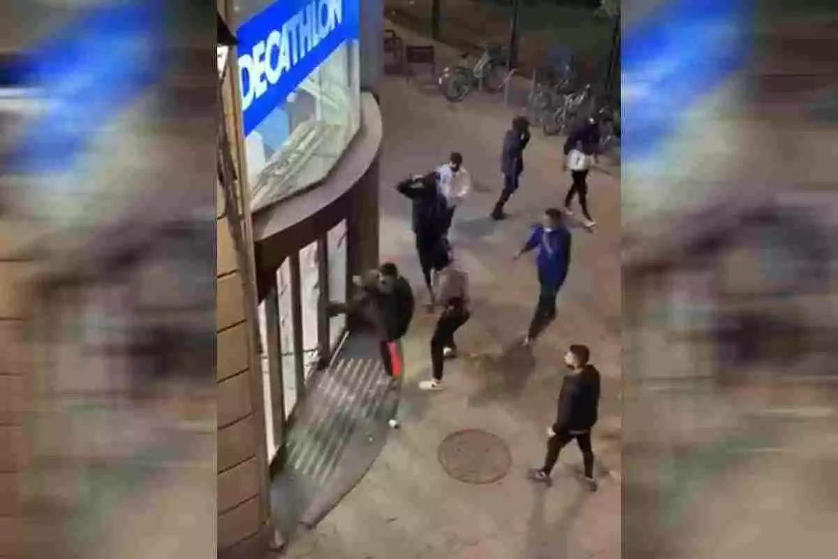 Joves assaltant una botiga Decathlon a Barcelona.
