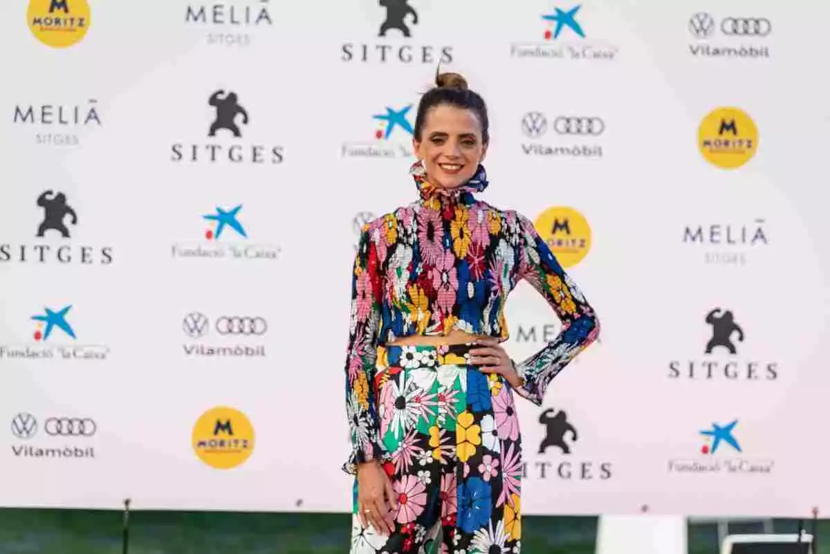 L'actriu Macarena Gómez amb un vestit molt cridaner en un photocall del Festival de cinema de Sitges