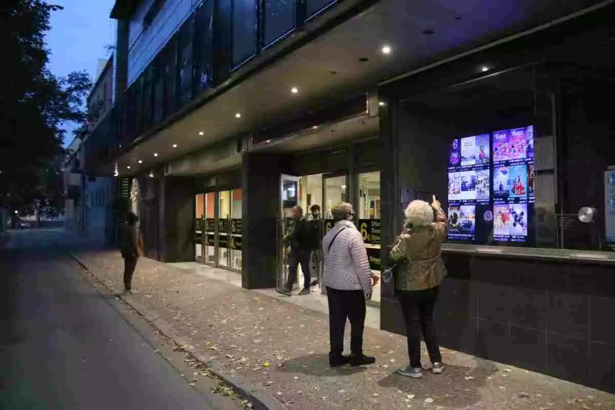 L'exterior dels cines Albèniz de Girona amb espectadors a punt d'entrar