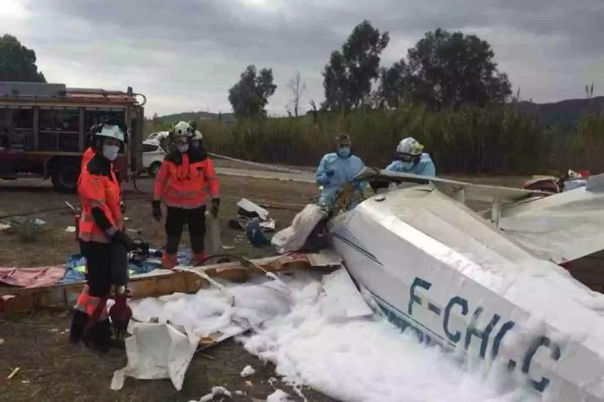 Membres de l'equip d'emergències treballant en un accident d'avioneta a Màlaga