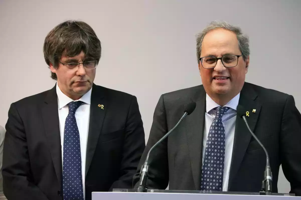 Pla frontal dels presidents Carles Puigdemont i Quim Torra durant una roda de premsa conjunta
