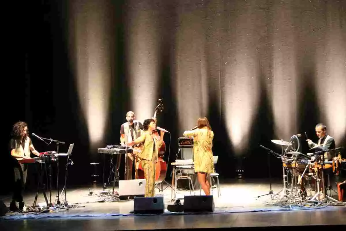 Pla general del concert de Paula Grande i Anna Ferrer al teatre Conservatori de Manresa