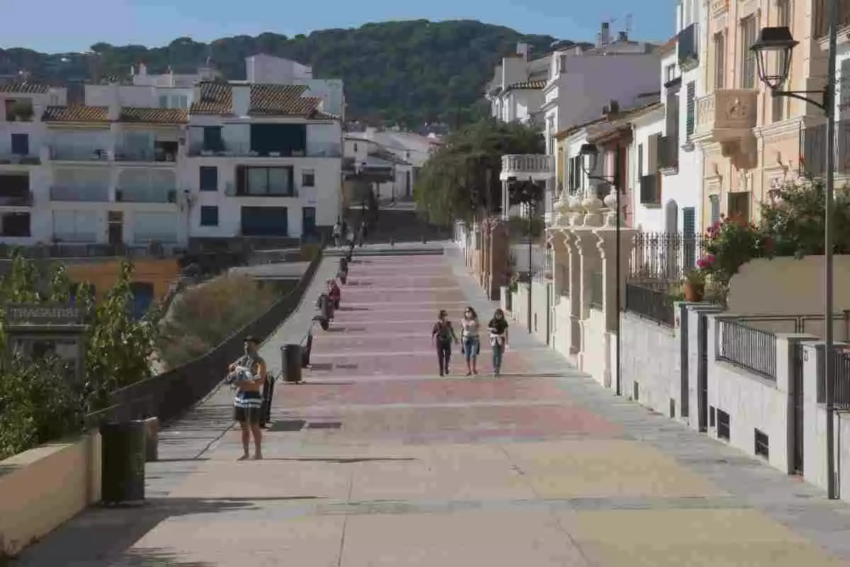 Pla general del Passeig del Canadell de Callela de Palafrufell, una zona de segones residències amb alguns passejants