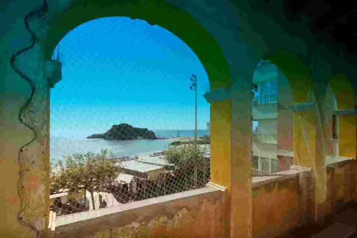 Pla mitjà d'una de les finestres interiors de 'Can Mañach' amb vistes a Sa Palomera