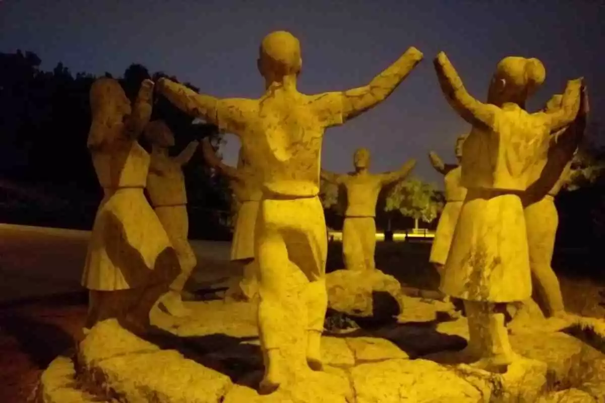 Pla obert del monument a la Sardana ubicat a Montjuïc, on es veu les figures amb els braços amputats