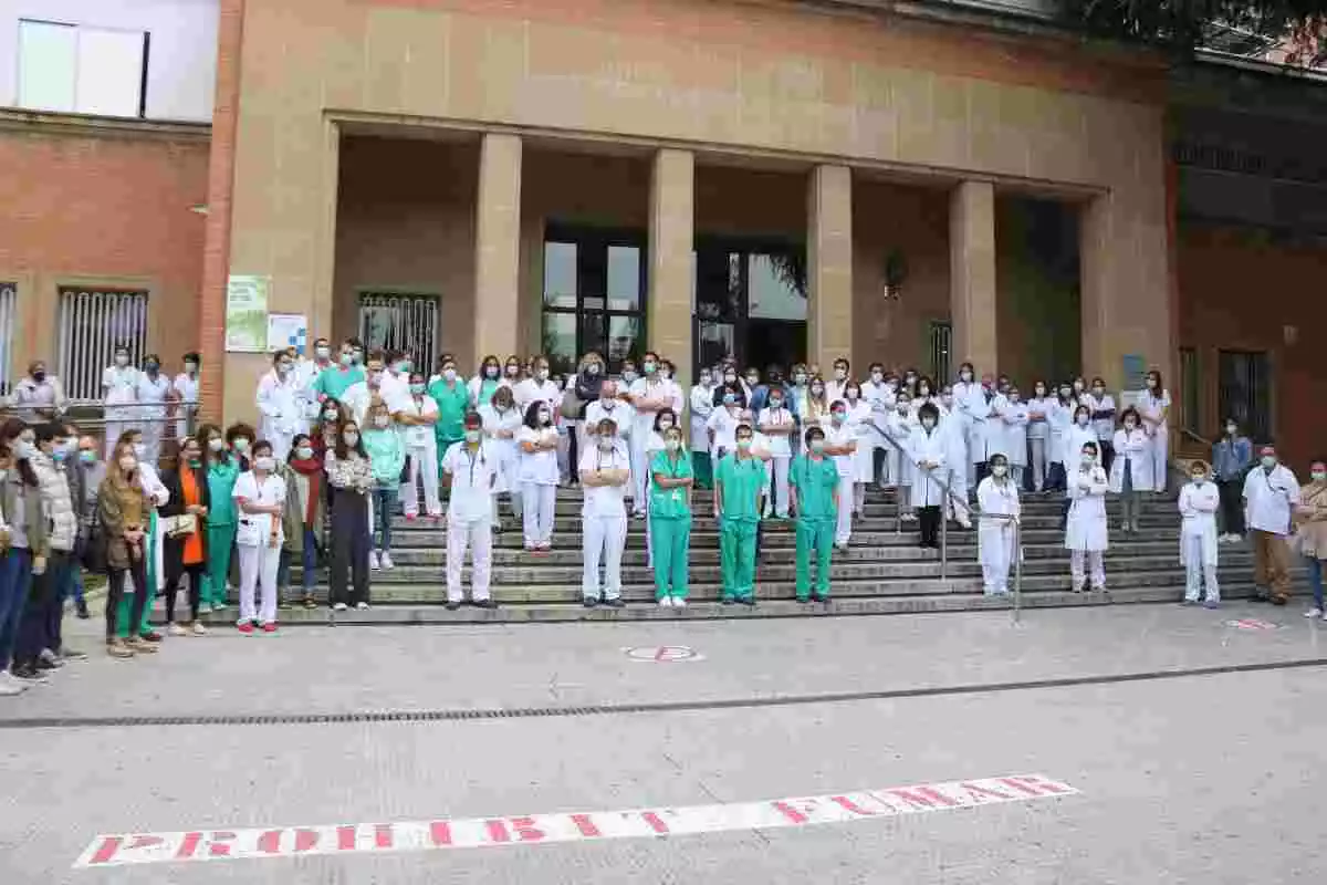 Professionals i companys dels joves morts durant el minut de silenci a l'hospital Trueta de Girona