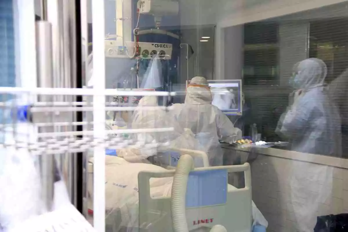 Professionals sanitaris atenent un pacient amb covid-19 en una UCI de l'Hospital del Mar, en la pandèmia de coronavirus