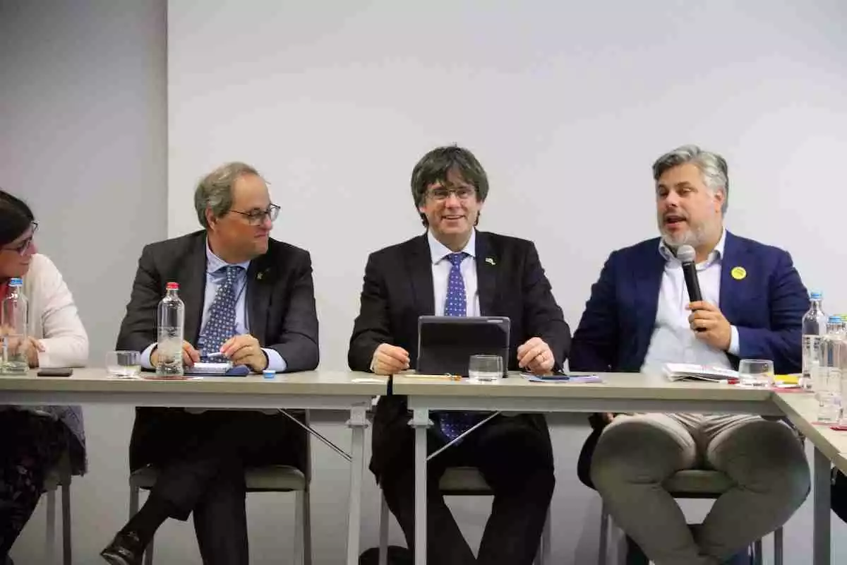 Quim Torra, Carles Puigdemont i Albert Batet, en una reunió de JxCat a Brussel·les.