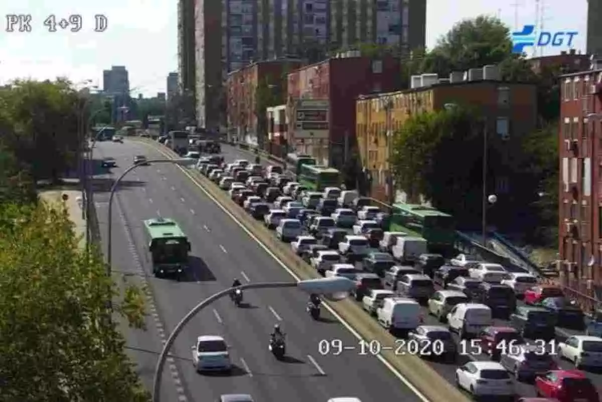 Retencions de centenars de vehicles a Madrid vistes a través de les càmeres de la DGT