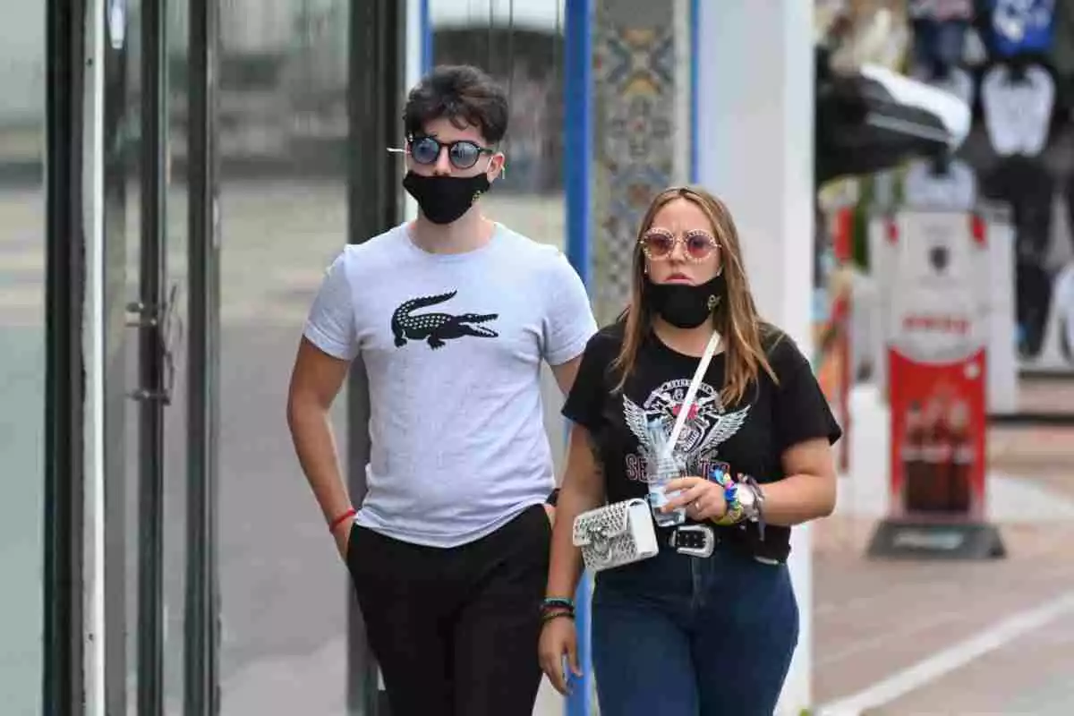 Rocío Flores i la seva parella Manuel Bedmar caminant pel carrer