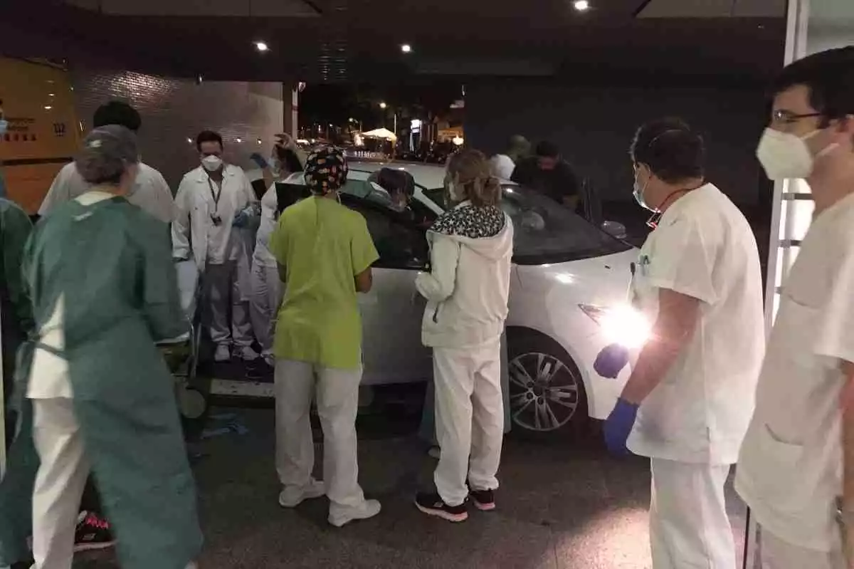 Sanitaris de l'Hospital Sant Pau de Barcelona atenent una dona que havia donat a llum dins del seu cotxe