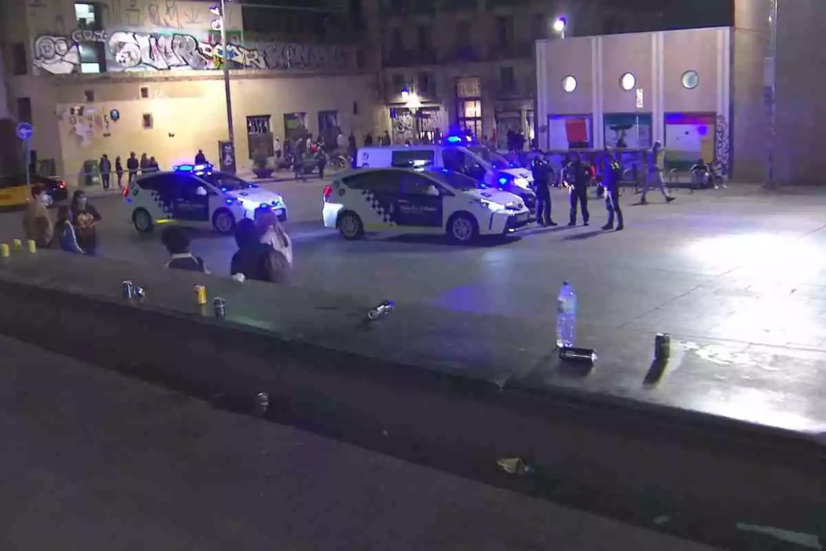 Tres vehicles de la Guàrdia Urbana de Barcelona a la plaça dels Àngel del Raval durant l'operatiu policial de dissabte a la nit