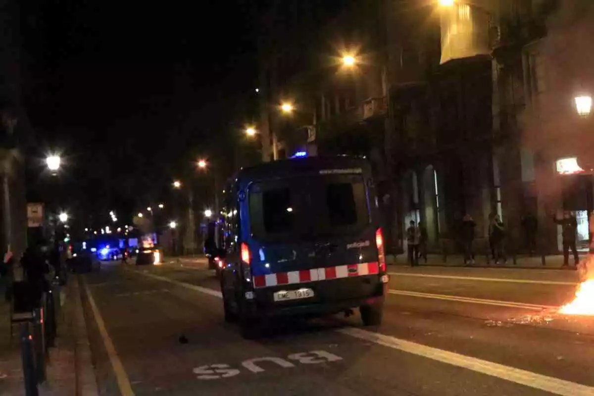 Una furgoneta dels Mossos a Via Laietana, en els aldarulls després d'una protesta contra les restriccions de la Covid-19