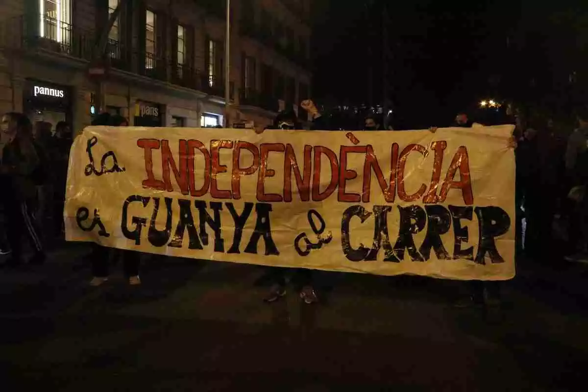 Una pancarta d'una manifestació independentista en el primer aniversari de la sentència de l'1-O