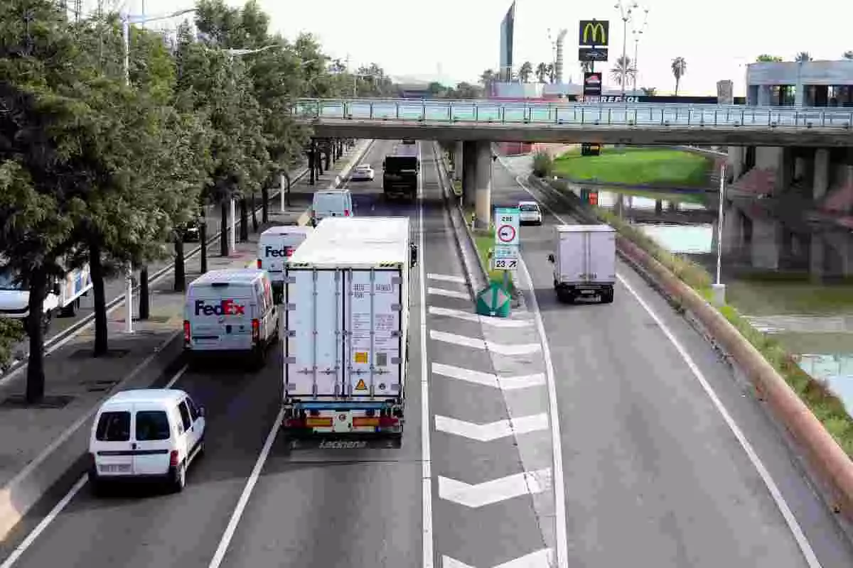 Vehicles circulant per la ronda Litoral a Barcelona