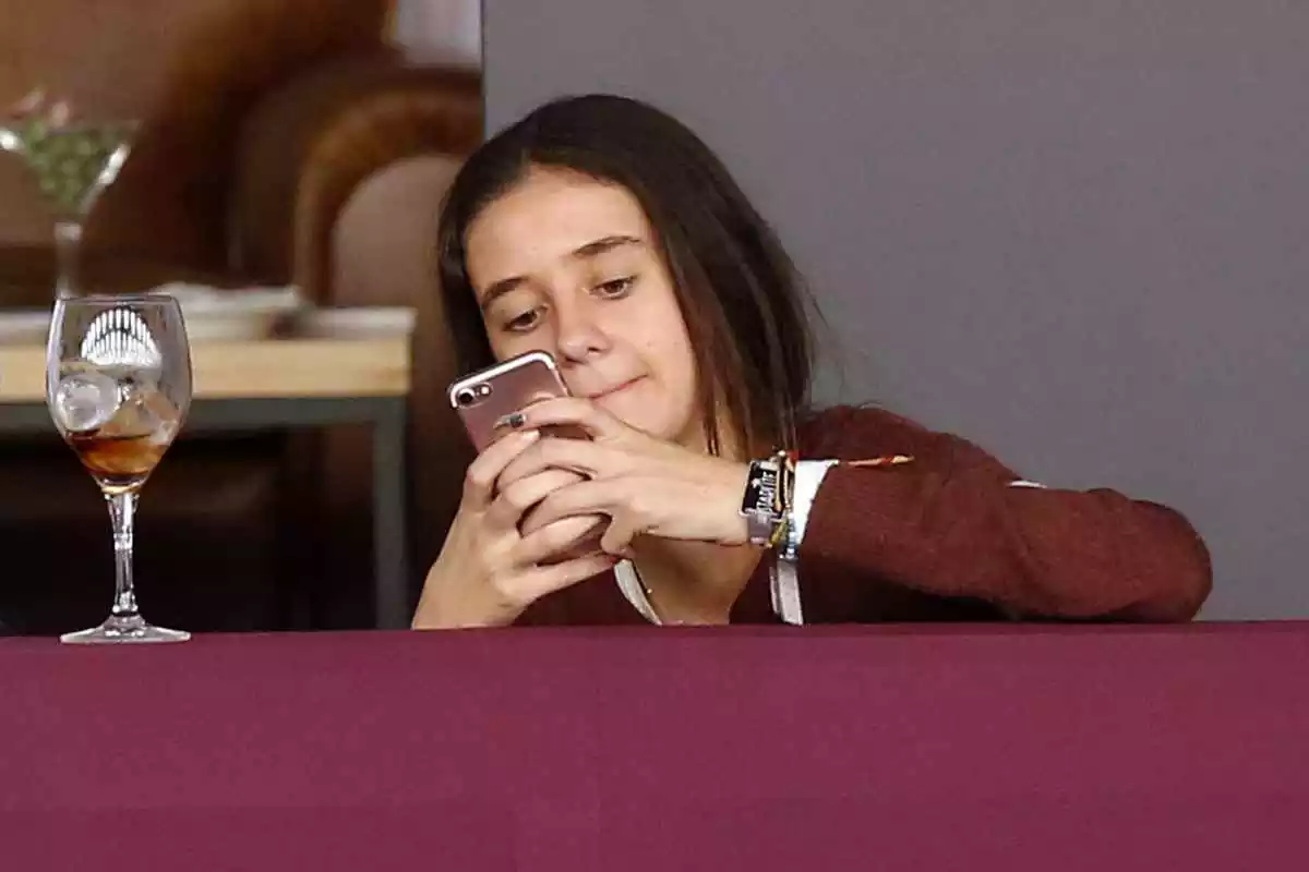 Victòria Federica de Marichalar mirant el telèfon móbil