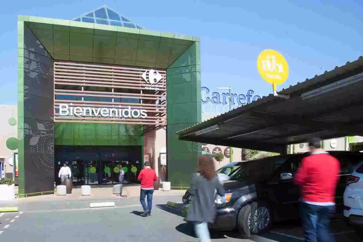 Vista panoràmica d'un centre comercial de Carrefour