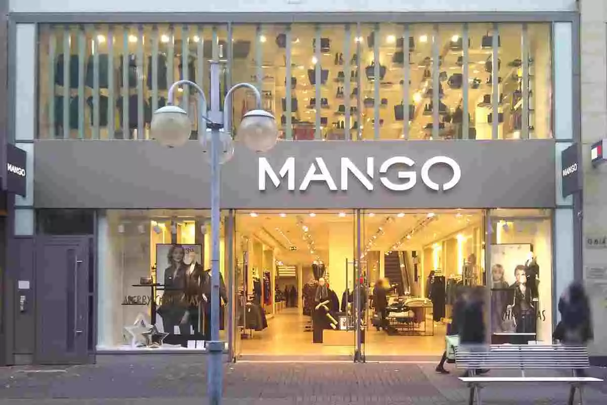 Vista panoràmica d'una botiga Mango