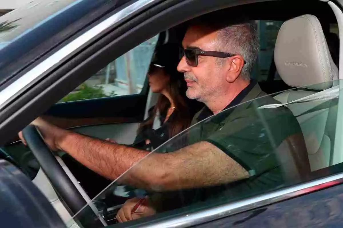 Agustín Pantoja conduint el seu cotxe