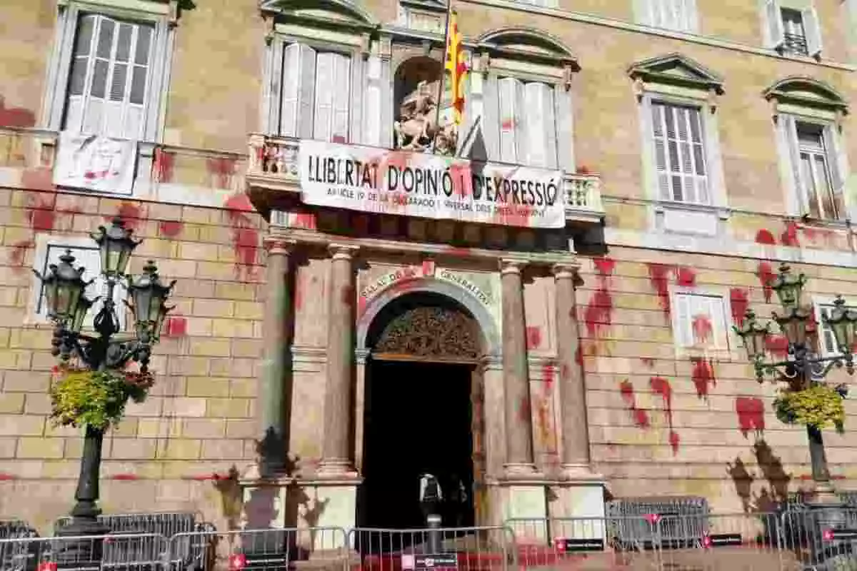 Atac amb boles de pintura a la façana del Palau de la Generalitat.