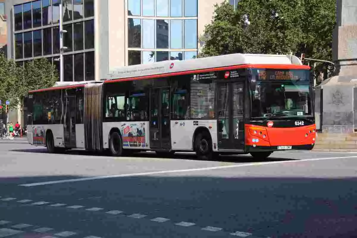Bus articulat d'una línia de TMB a Barcelona al seu pas per la Diagonal