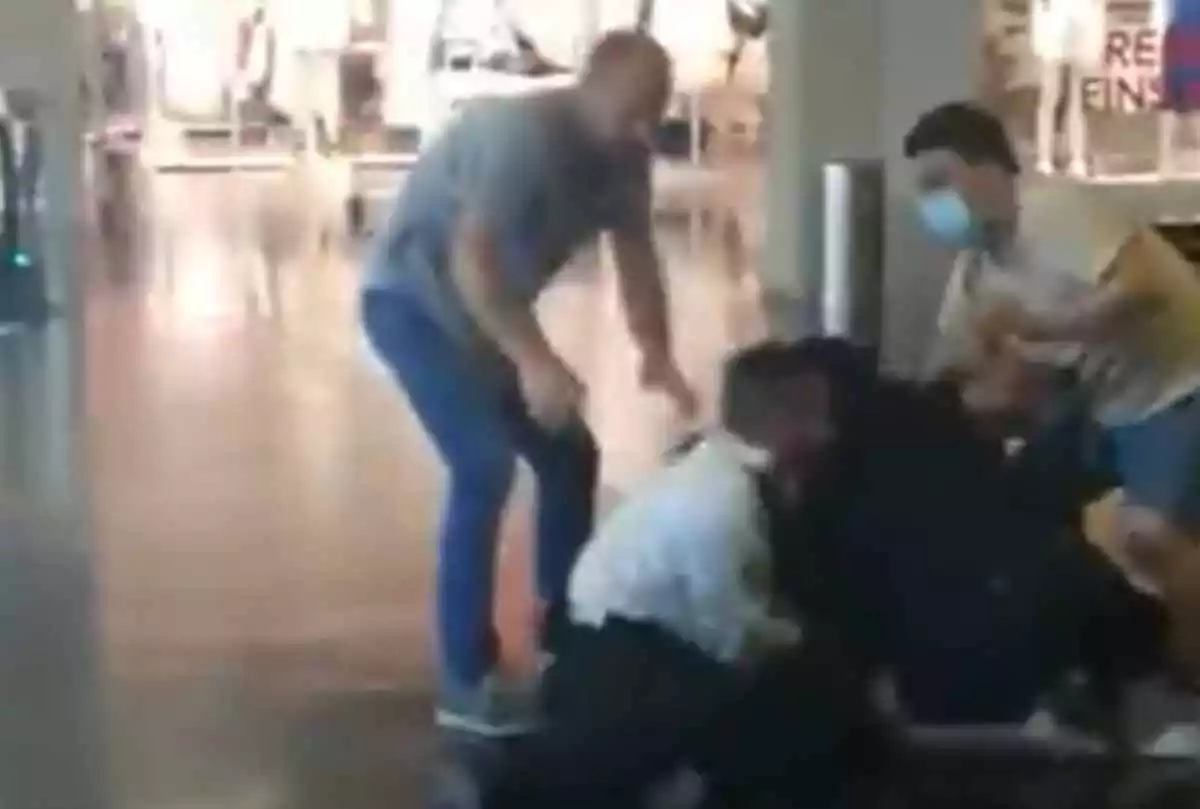 Captura de l'agressió al vigilant de seguretat del centre comercial Màgic de Badalona