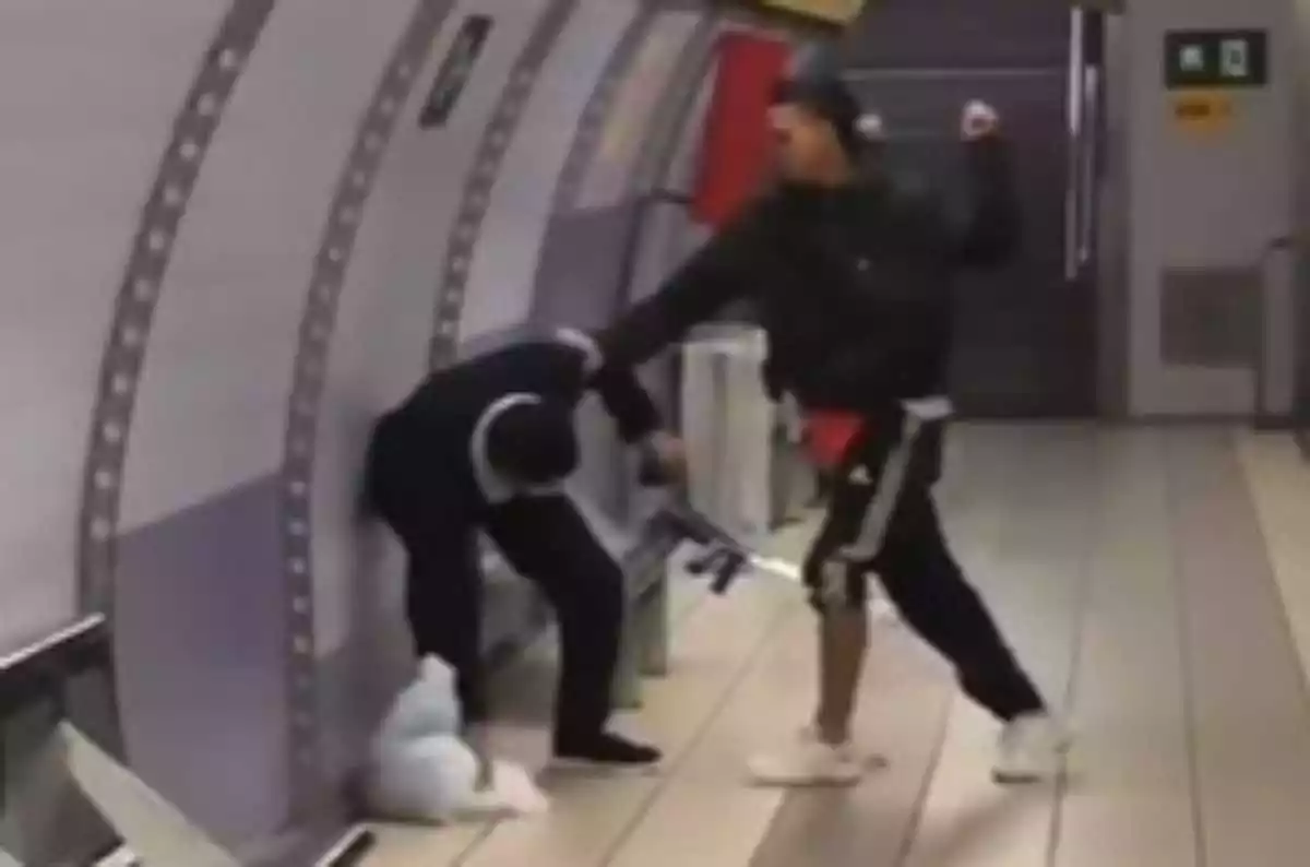 Captura de vídeo del moment que el jove intenta apunyalar el lladre